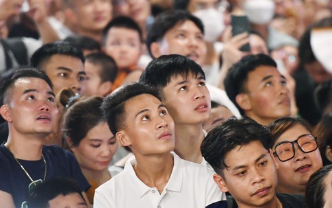 Tuấn Hưng hát ở sân khấu ban công 4m2, nghìn người hò reo cổ vũ