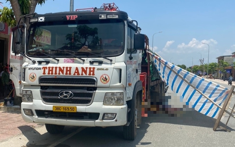 Xe tải va chạm với xe đạp, bé trai 8 tuổi tử vong thương tâm