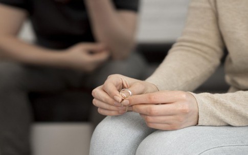 Vợ bỗng nhiên muốn ly thân sau 12 năm hôn nhân hạnh phúc, chồng thuê thám tử theo dõi phát hiện ra sự thật bẽ bàng