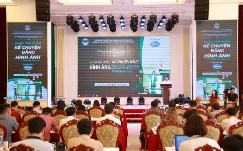 Dự án “phát triển báo chí Việt Nam” tổ chức hoạt động tập huấn và tặng quà cho trẻ em khó khăn tại Lai Châu