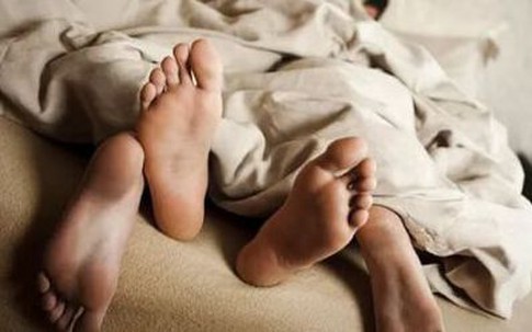 Bắt quả tang chồng và nhân tình, vợ chỉ thẳng mặt: "Sao cô có thể gặp gỡ một người đàn ông già dặn như thế này và nghĩ rằng anh ta còn độc thân nhỉ?"