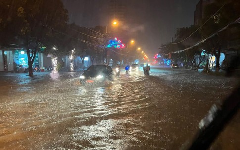 Nhiều tuyến đường ở TP Hà Tĩnh ngập sâu sau mưa lớn