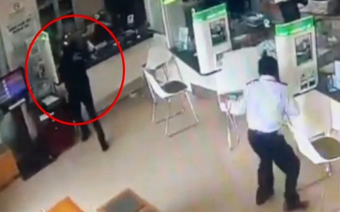 Camera ghi cảnh tên cướp uy hiếp nhân viên nhà băng ở Đồng Nai