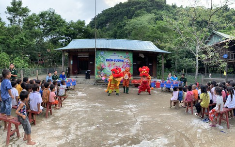 "Chú lân biên cương" mang Trung thu về với trẻ bản nghèo