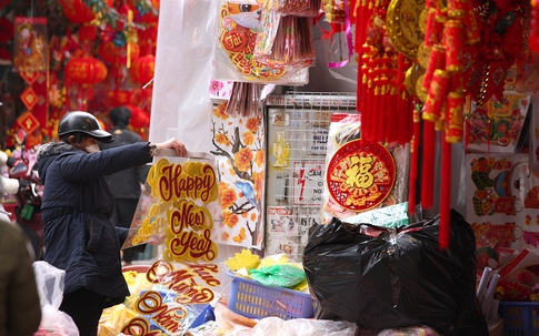 Phố Hàng Mã rực đỏ vào vụ Tết