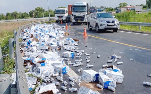 Hàng trăm thùng bia đổ trên cao tốc TP.HCM - Trung Lương