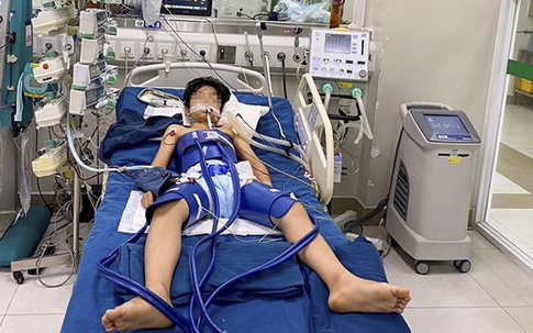 Kỳ tích: Cứu sống bé trai ngừng tim 60 phút sau khi bị sút bóng trúng ngực