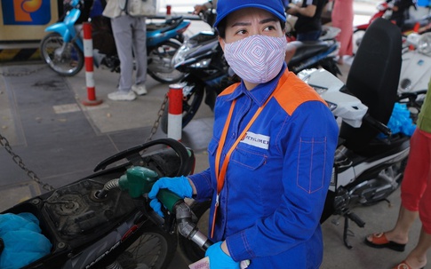 Giá xăng ngày mai có thể tăng tiếp 900 đồng/lít