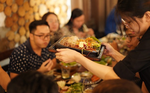 Nhiều nhà hàng ở TP.HCM quá tải cuối năm