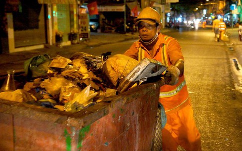 Tết gần hoá xa với những người công nhân vệ sinh môi trường