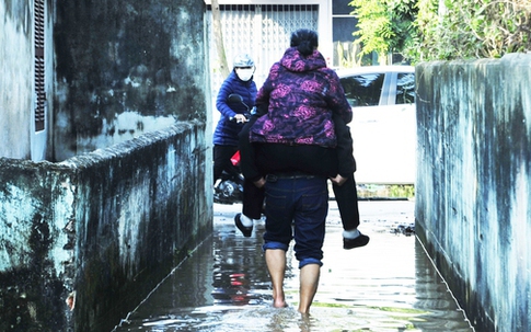 Ninh Bình: Mùng 4 Tết, người dân bất ngờ khi nước sông dâng ngập đầy sân - cảnh tượng hiếm gặp gợi nhớ tuổi thơ