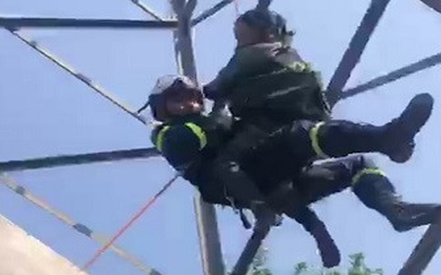 Hà Nội: Cảnh sát giải cứu người phụ nữ leo cột điện cao 25m