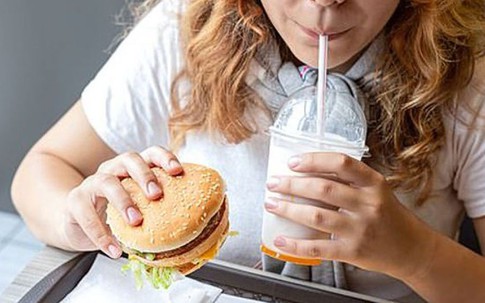 3 thời điểm dễ "béo nhất" trong ngày, dù thèm ăn đến mấy cũng phải "bóp mồm bóp miệng"