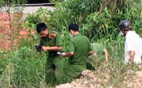 Thi thể người đàn ông cháy đen bên lề đường ở TP.HCM
