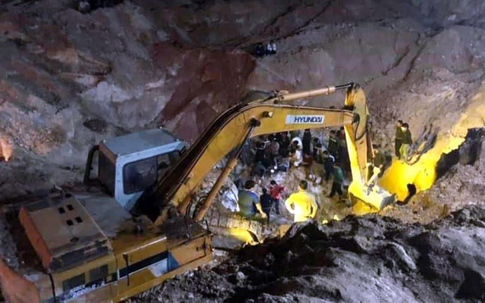 Sạt mỏ đất ở Phú Thọ, một thợ lái máy xúc bị vùi chết thương tâm