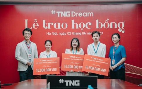 Ba sinh viên Đại học Bách Khoa nhận học bổng TNG Dream