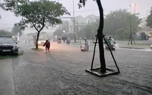 Tin sáng 14/10: Thông tin mới nhất về đợt mưa lớn diễn biến phức tạp tại miền Trung; phát hiện nhà 4 lầu ngăn thành 125 'hộp ngủ' vi phạm PCCC nghiêm trọng