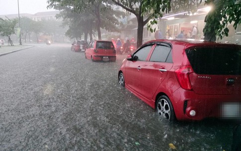 Đà Nẵng: Đường phố biến thành sông, người dân hối hả đưa ô tô đi tránh ngập