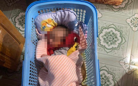 Nghệ An: Phát hiện bé sơ sinh bị bỏ rơi trước cổng nhà lúc rạng sáng
