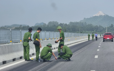 Công an lấy mẫu giám định vụ cao tốc bị đổ hóa chất phá hoại mặt đường