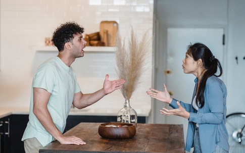 Đi xem phim cùng chồng để hâm nóng tình cảm, hành động của anh ta ở rạp khiến vợ lập tức bỏ về