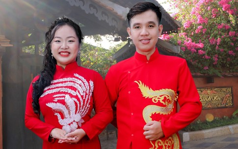 Chụp ảnh cưới theo ý mẹ chồng, cô dâu chú rể dở khóc dở cười ngày nhận ảnh
