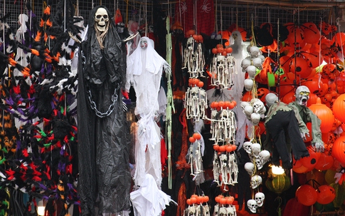 Giật mình thon thót khi qua phố Hàng Mã mùa lễ hội Halloween