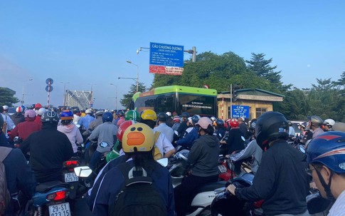 Cầu Chương Dương ùn ứ kéo dài do tai nạn giao thông liên hoàn