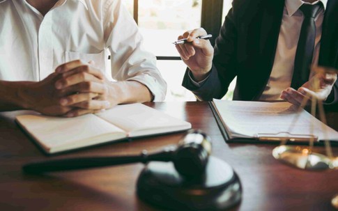 Ra toà ly hôn, hai vợ chồng đùn đẩy việc nuôi con gái, phán xử của toà mới bất ngờ