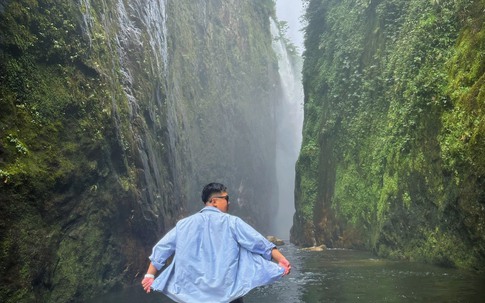 Thầy giáo 9x chia sẻ đam mê du lịch và 'truyền' kinh nghiệm đi thác Rồng Trung Lèng Hồ