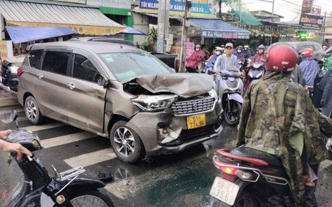 Tai nạn liên hoàn nghiêm trọng ở Thủ Đức, xe nằm la liệt