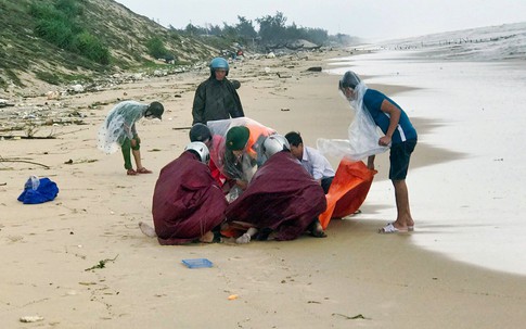 Con mất tích, mẹ tử vong thương tâm do lật ghe ở Huế