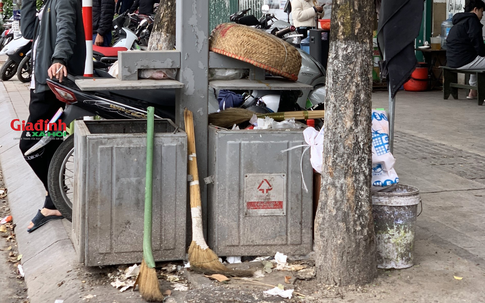 Rác thải ‘bao vây’ thùng rác thông minh ở Hà Nội, kỳ vọng phân loại rác thải đến nay chưa phát huy hiệu quả