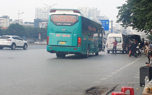 Hà Nội: Tái diễn tình trạng xe khách, Limousine chạy 'rùa bò' dừng đón, trả khách xung quanh bến xe Mỹ Đình