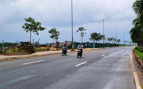 Đi xe máy bị dây điện võng xuống đường cắt ngang cổ, một phụ nữ tử vong