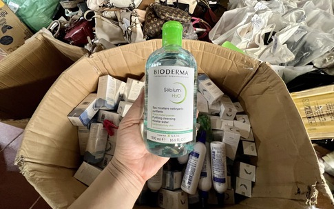 Bắt quả tang 'ổ' mỹ phẩm giả, hàng tiêu dùng không rõ nguồn gốc khi đang tổ chức livestream, chốt hàng ngàn đơn