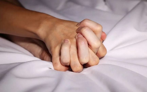 Đêm tân hôn không như mong đợi và nỗi lòng thầm kín của người vợ 'giả vờ lên đỉnh' suốt bao năm