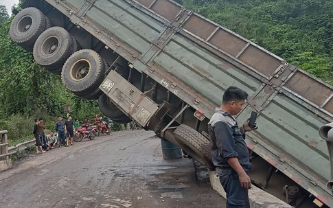 Xe chở than mất lái lao xuống suối trên quốc lộ 15D, tài xế bị thương nặng