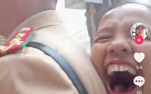 Xôn xao clip của người phụ nữ buông lời 'yêu' cảnh sát giao thông khi đang làm nhiệm vụ trên phố