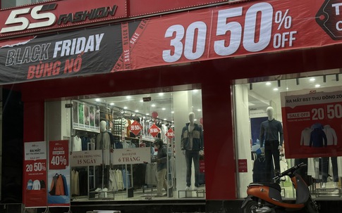 Black Friday sớm, 'sale chồng sale' vẫn vắng bóng người mua