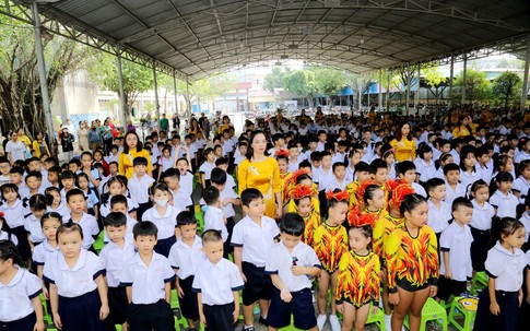 Xuất hiện người lạ tiếp cận cho tiền học sinh, trường ra cảnh báo khẩn