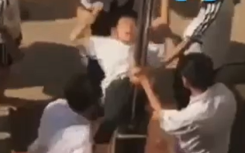Nam sinh Hà Nội bị nhóm bạn khống chế, thúc vùng nhạy cảm vào cột