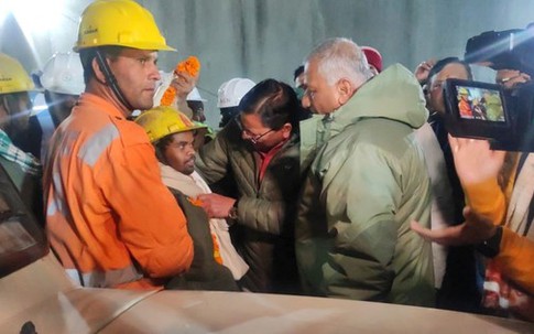 Cứu được 41 công nhân Ấn Độ mắc kẹt 17 ngày trong đường hầm