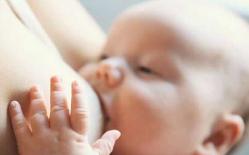 Nuôi con bằng sữa mẹ có thể cứu hơn 2000 trẻ em mỗi năm