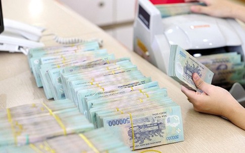 Lãi suất huy động thấp kỷ lục, vì sao người dẫn vẫn ùn ùn gửi tiền vào ngân hàng? 