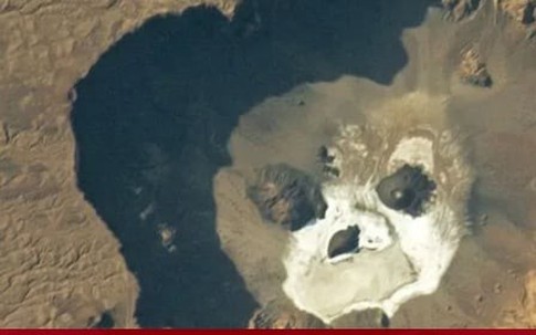 NASA công bố hình ảnh 'đầu lâu khổng lồ' phát sáng giữa Sahara