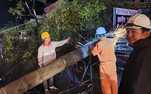 Quảng Bình: Xe cứu thương bị tai nạn gây mất điện trên diện rộng