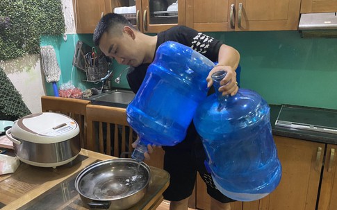 Mất nước sạch kéo dài, hàng chục hộ dân ở Triều Khúc 'cháy ví' vì mua nước đóng bình để sinh hoạt