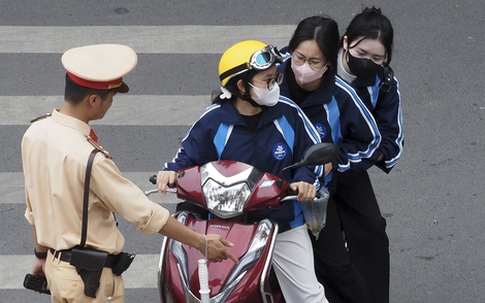 Báo động nhiều học sinh đi xe máy không đội mũ bảo hiểm