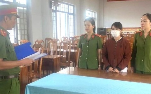 Bắt người phụ nữ giật xé biên bản, tấn công cảnh sát giao thông